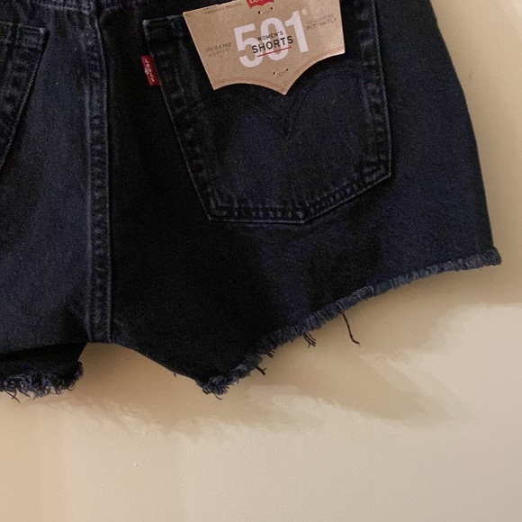 NWT Levi’s 501 High Rise Raw Hem Shorts Size 28 - Picture 7 of 10